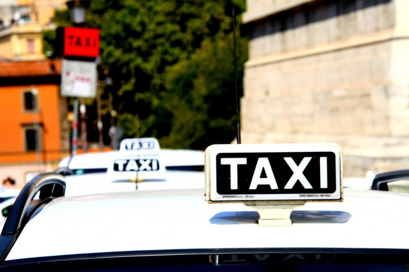 taxis-VALLAURIS-min_taxi_auto_rome_road_white-1051610